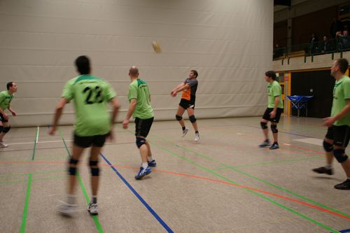 ...was hinten passiert. So kommt der Ball von hinten...