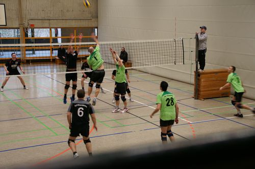 ...zum Zuspieler nach vorne. Dank Ulfs trickreicher Anlauffinte...
