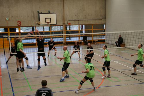 ...ist der Ball (natürlich zu schnell für das Betrachterauge) beim Gegner (o.k.: schön wär´s :-))
