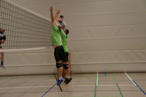 Selbst wenn der Ball widererwarten zurückkommen sollte wird der gegnerische Angriff elegant weggeblockt...