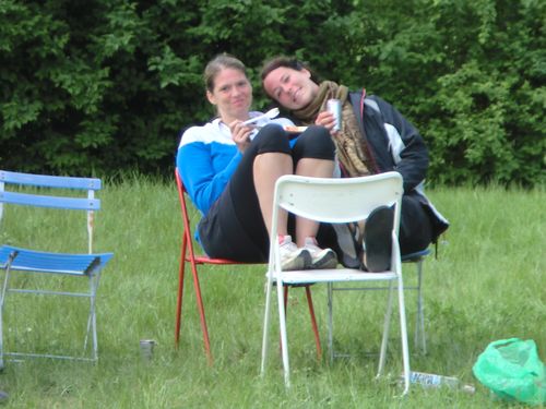 Die schnellen Spiele erlaubten keine allzulangen Pausen. Auch nicht für diese beiden im zarten Alter von 28 und 29 :-)